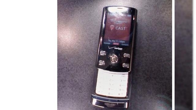 <b>Un nou telefon LG isi face aparitia: VX8610</b>LG VX8610 este subiectul celor mai noi zvonuri, fiind telefonul care va fi lansat de catre Verizon in luna iunie si motivul pentru care definitia portabilitatii va fi schimbata. Handsetul este un slider aratos produs de LG si incorporeaza un headset...