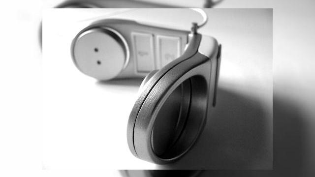 <b>Telefonul EMC, destinat persoanelor in varsta</b>De vreme ce exista telefoane destinate copiilor si adolescentilor, trebuie sa existe si terminale create special pentru persoane in varsta, cum este acest EMC (Easy Mobile Calling). Avem de-a face cu un telefon concept "pentru bunica si bunicul", designul...