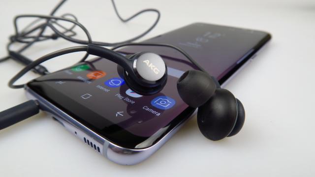 <b>Samsung Galaxy S8: Multimedia peste Galaxy S7, căştile AKG sunt un pas în faţă</b>Samsung nu a intrat încă în rândul companiilor ce produc telefoane cu difuzoare stereo, ceea ce ne miră, pentru că acest trend a cuprins mai toate firmele mari. Măcar păstrează jackul audio în zona inferioară şi tot acolo se afla şi difuzorul singular.