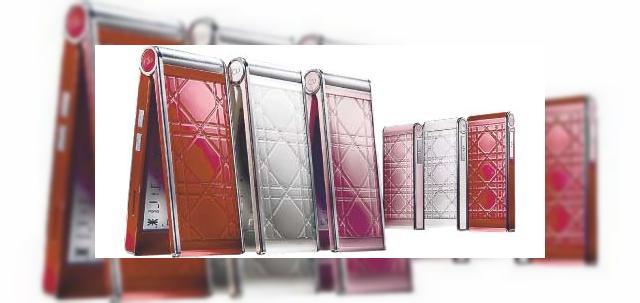 <b>Telefonul Dior soseste cu o telecomanda si un pret de 5500 de euro</b>Luxosul si elegantul brand Christian Dior a prezentat o linie de telefoane care-i poarta numele, terminalele avand preturi cuprinse intre 5500 si 7900 dolari. Atuul principal al acestor handseturi este prezenta unui alt minitelefon, care le insoteste si...