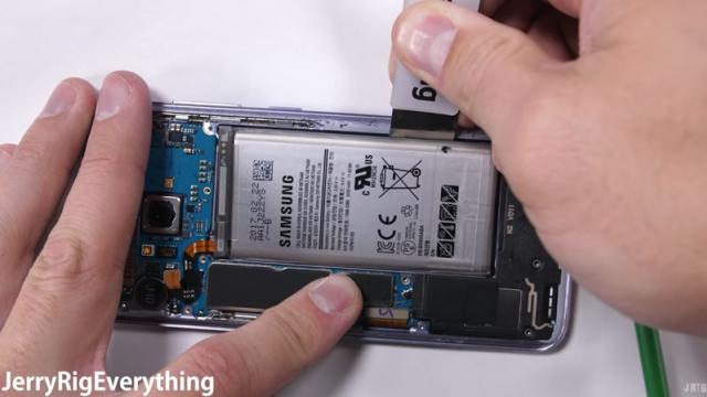 <b>Samsung Galaxy S8 disecat în faţa camerei de JerryRigEverything; Lipici şi precauţie! (Video)</b>Celebrul youtuber JerryRigEverything nu realizează doar teste de rezistență pentru cele mai noi smartphone-uri apărute pe piață, ci și disecții în stil iFixit. Astăzi pe masa sa se află nimeni altul decât Samsung Galaxy S8, terminal despre care aflăm