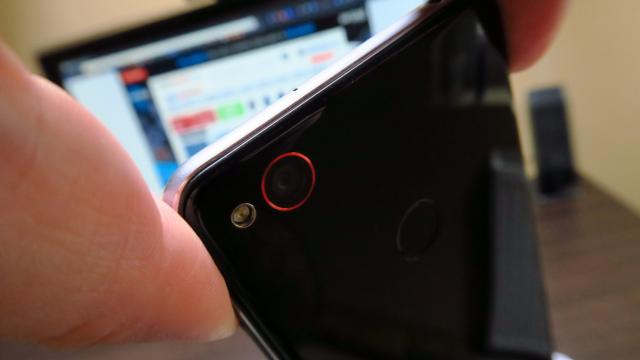 <b>Nubia Z11 Mini: Baterie ce lasă loc de mai bine, utilizarea continuă e rezonabilă</b>Am învăţat să nu mai tragem concluzii legate de comportamentul bateriilor doar după capacitate. Astfel, 2800 mAh sună OK pentru un telefon cu ecran de 5 inch, dar o să vedeţi imediat că Nubia Z11 Mini nu rupe norii la acest capitol.