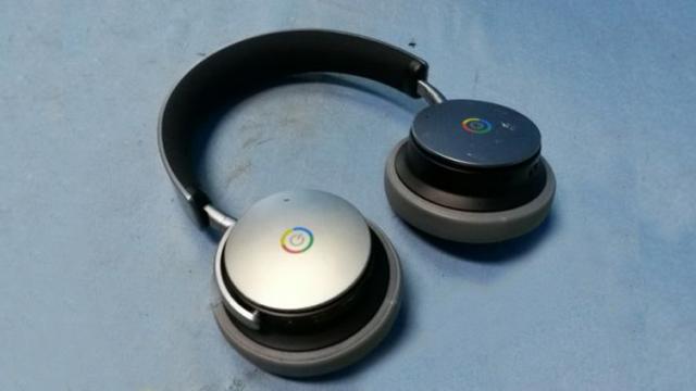 <b>Google pregăteşte propriile căşti over the head, un astfel de headset a ajuns la FCC şi oferă suport Bluetooth, baterie generoasă</b>Cei de la Google se pare că pregătesc și lansarea unei perechi de căști over-the-head, detalii și fotografii cu acest headset sosind chiar astăzi din partea agenției FCC. Vedem aici niște căști Bluetooth ce poartă logo-ul Google și care oferă un port 