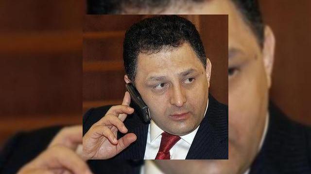 <b>Telefoane mobile si cartele gratis - "Sunati-l pe Vanghelie!"</b>Numerosi locuitori ai sectorului 5 au primit marti seara, din partea celor de la PSD telefoane mobile si cartele prepay cu un credit de 4 euro. Pe cutiile acestor "cadouri" se afla numarul de telefon al primarului de sector Marian Vanghelie, care...