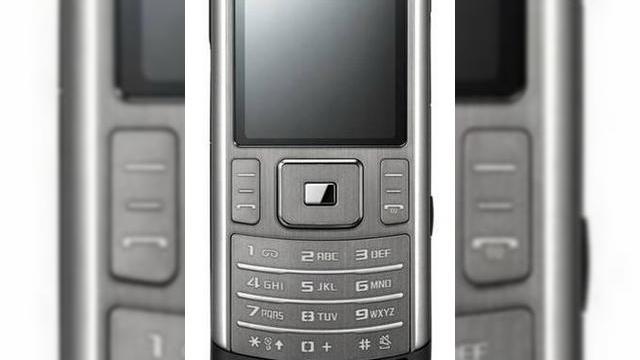 <b>Soul b, cel mai nou telefon Samsung acum disponibil</b>Samsung a anuntat astazi cel mai nou telefon al sau, ce poarta numele de U800 Soul b si este de fapt o versiune candybar a celebrului Samsung Soul. Terminalul este unul HSDPA dotat cu o camera de 3 megapixeli si o memorie interna de 1GB. Totusi, Soul b nu...