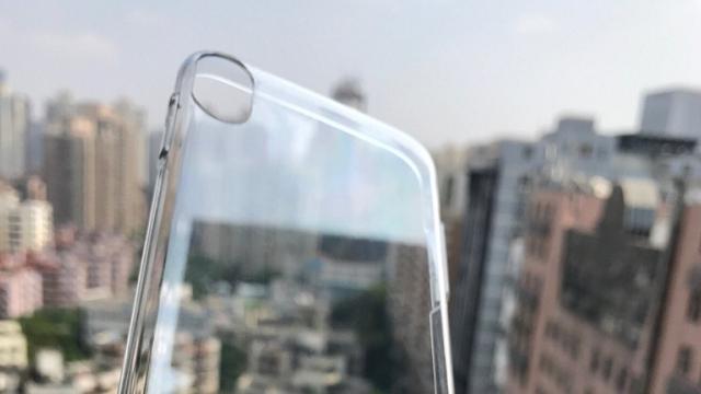 <b>Încă o scăpare iPhone 8 indică faptul că Apple nu va folosi până la urmă un design cu scanner de amprente in spate</b>Deși la un moment dat o serie de schițe ne dezvăluiau faptul că iPhone 8 ar putea sosi cu un scanner de amprente amplasat în spate, iată că ultimele leak-uri infirmă această abordare de design. Astăzi vedem o carcasă destinată noului iDevice ce ne prezint