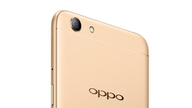 <b>Oppo F3 pune la bătaie o cameră selfie duală, 4 GB RAM și un display FHD de 5.5 inch; costă 310 dolari</b>Trendul camerelor selfie duale pare a prinde destul de mult și tocmai de aceea compania chineză Oppo anunță astăzi lansarea smartphone-ului F3. Acesta vine cu un modul frontal dual compus dintr-un senzor principal de 16 megapixeli și unul secundar de 