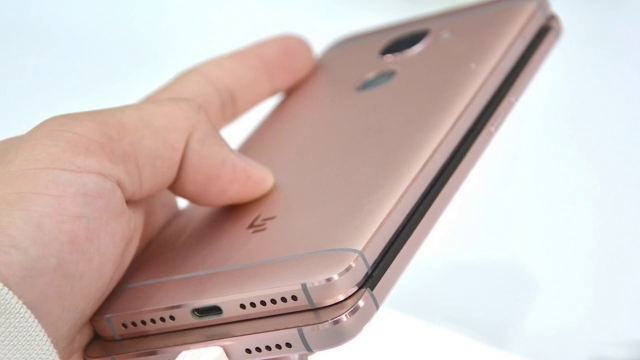 <b>Turul Magazinelor #191: Lanternă compactă şi luminoasă cu bonus, aer condiţionat mobil la preţ bun, telefon LeTV pentru domnişoare şi un NERF Gun ca la carte</b>În prag de weekend revenim cu o serie de recomandări marca Turul Magazinelor și vă propunem astăzi o lanternă compactă și luminoasă oferită cu un bonus la pachet, un telefon LeEco pentru domnișoare, dar și un aer condiționat portabil ce sună chiar 