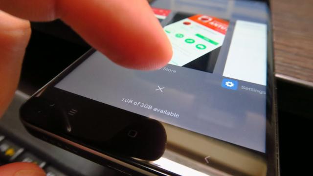 <b>Xiaomi Redmi Note 4X: Conectivitate fără USB Type-C, dar cu infraroşu</b>Mă aşteptam ca un telefon lansat în 2017 să aibă port USB Type-C, dar Xiaomi Redmi Note 4X se mulţumeşte cu unul microUSB 2.0, totuşi. Compensează totuşi oferind un emiţător infraroşu, care permite controlarea televizorului, set top box-ului şi multor..