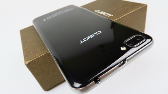 <b>CUBOT Rainbow 2: Design glossy, din plastic, dar nu chiar rău</b>CUBOT Rainbow 2 e ca o femeie cu multe operaţii estetice: dincolo de tot plasticul ăla se întrevede o oarecare idee de frumuseţe. Telefonul e fabricat în special din plastic şi chiar şi rama sa pare să aibă multe în comun cu acest material.