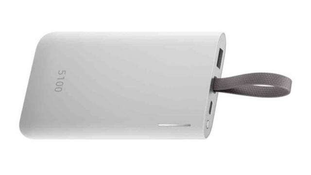 <b>Noul acumulator extern Samsung are o capacitate de 5100 mAh și oferă suport pentru încărcare rapidă</b>Sud-coreenii de la Samsung iau astăzi o pauză de la prezentarea de smartphone-uri și ne dezvăluie un accesoriu interesant. Este vorba despre bateria externă numită Samsung Portable Battery Pack, produs cu o capacitate de 5100 mAh ce poate fi achiziționat