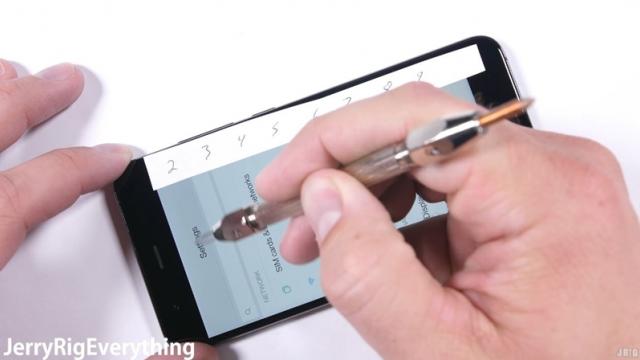 <b> Xiaomi Mi 6 primeşte testul clasic JerryRigEverything, de zgâriere, îndoire, ardere; Stă mult mai bine decât Mi 5 la rezistenţă (Video)</b>Fix zilele trecute vedeam un proces de tip teardown pentru Xiaomi Mi 6 și ne întrebam când va ajunge noul flagship asiatic și pe mâinile lui JerryRigEverything. Ei bine, terminalul a ajuns și vedem astăzi clasicul test de rezistență la zgâriere, îndoire