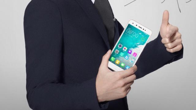 <b>Telefonul cu 4 camere reapare! Gionee S10 debutează pe 26 mai şi apare într-o galerie generoasă</b>Ne intriga Gionee S10 încă de când era certificat de TENAA cu câteva zile în urmă. La urma urmei, nu vezi în fiecare zi un telefon cu 4!! camere şi procesor Snapdragon 835. Ne încântă cu atât mai mult perspectiva sa, cu cât ar putea fi un viitor super..