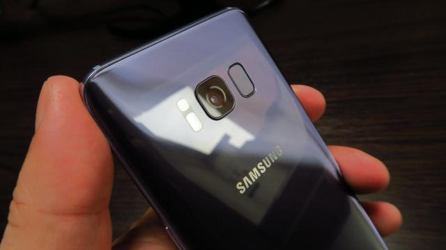 <b>Samsung Galaxy S8: Cameră perfectă, a învăţat să stabilizeze ca Sony şi oferă detalii excelente</b>Entuziasmul debutului lui Galaxy S8 a fost temperat oarecum de vestea că ar avea o cameră în mare similară cu a lui Galaxy S7. Din fericire vă putem spune că există câteva extra-uri binevenite şi dacă anul trecut mi se părea că S7 nu reprezintă un salt..