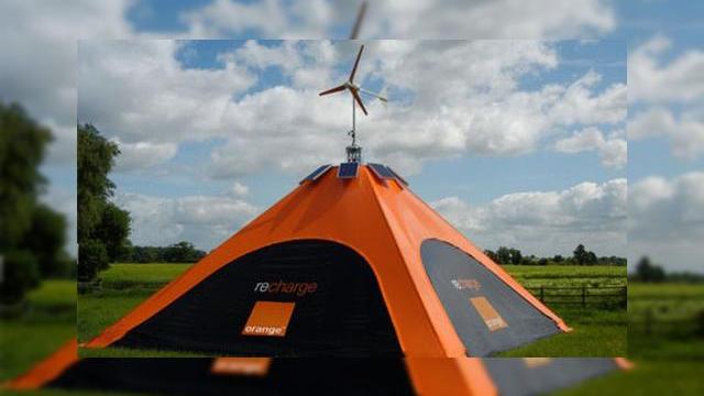 <b>Orange iti incarca telefonul cu energie ecologica, ca la "usa cortului"</b>Pentru cei care vor calatori catre Glastonbury in curand avem o veste buna: nu mai trebuie sa folositi incarcatoarele de telefon mobil. Orange are o solutie mai buna, sub forma unui cort ce va actiona ca o sursa de energie pentru telefoanele noastre....