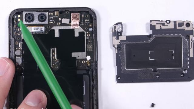 <b>Xiaomi Mi 6 primeşte o disecţie de la JerryRigEverything, care află cât de rezistent este la apă (Video)</b>Celebrul youtuber JerryRigEverything ne-a prezentat anterior un test de rezistență realizat lui Xiaomi Mi 6 și acum pentru că smartphone-ul a trecut cu brio de tortură este momentul să vedem și o disecție a device-ului. Ni se comunică astfel cât de 