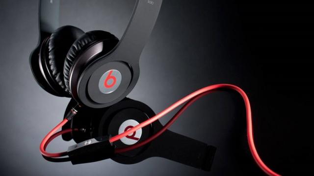 <b>Apple dă vina pe utilizarea de baterii AAA 3rd party în cazul căștilor Beats ce au explodat în timpul unui zbor</b>În luna februarie a acestui an pe timpul unui zbor din Beijing, China către Melbourne, o pereche de căști Beats au explodat și rănit astfel posesorul. Acesta prezenta arsuri pe față și mâini și deși inițial vina a fost dată pe Apple (aceasta fiind 
