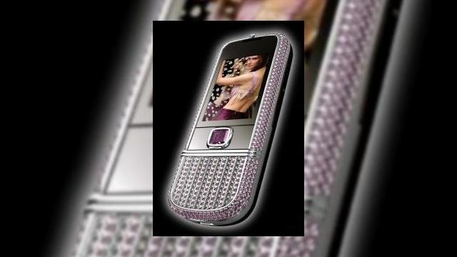 <b>Nokia 8800 impodobit cu diamante de 131.000 de dolari, a la Peter Aloisson</b>Pretiosul telefon Nokia 8800 tocmai a devenit mai scump, fiind infrumusetat printr-o serie de diamante, iar noul modern este opera designerului Peter Aloisson. Impresionant nu este doar redesignul lui 8800, ci si noul sau pret, nu mai putin de 131.000 de...