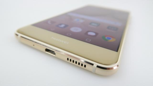 <b>Huawei P10 Lite: Design next level după P9 Lite, cu materiale mai premium</b>Huawei P9 Lite sosea anul trecut cu un spate din policarbonat, dar în 2017 sticla şi metalul fac legea, apărând chiar şi pe telefoane de 99 de dolari. Ca atare Huawei a decis ca şi P10 Lite să devină clasicul "sandwich de sticlă". Astfel avem în spate..