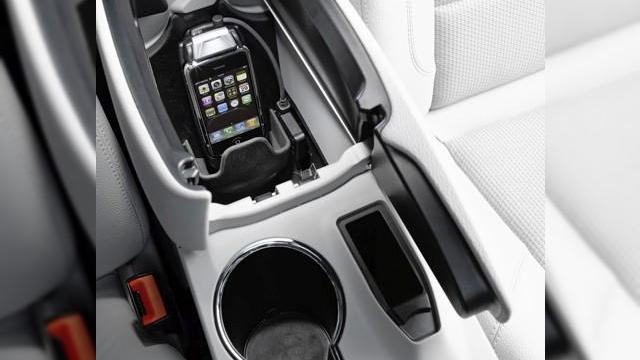 <b>Mercedes-Benz lanseaza un nou kit de integrare iPhone</b>Kitul actual Mercedes-Benz de integrare a iPodului este destul de slab, in special daca il comparam cu noul sistem COMAND nav/multimedia, o reusita a companiei. Se pare totusi ca faimosul producator de automobile se va revansa prin intermediul unui cradle...