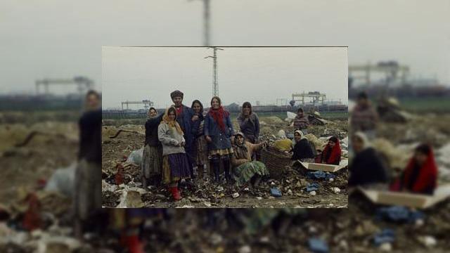 <b>Romii iubesc telefoanele, telefoanele frantuzesti nu ii iubesc pe romani</b>Un sondaj efectuat recent si finantat de catre UE arata ca mai mult romi din judetul Vrancea poseda telefoane mobile (39.3%) decat frigidere (17.9%). Informatia capata o cu totul alta conotatie, daca aflam ce fac telefoanele si SMS-urile din imaginea...