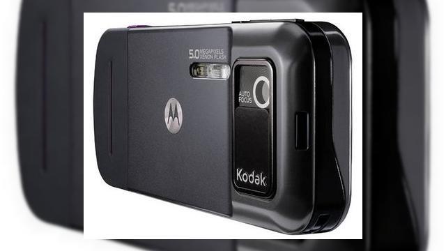 <b>Motorola si Kodak prezinta oficial telefonul MOTOZINE ZN5, cu camera de 5 megapixeli</b>Motorola in parteneriat cu cei de la Kodak a anuntat astazi lansarea mult-asteptatului telefon MOTOZINE ZN5, dotat cu o camera de 5 megapixeli si feature-uri care il fac cameraphone-ul ideal (dupa Cyber-shot C905). Handsetul este un slider dotat cu camera...