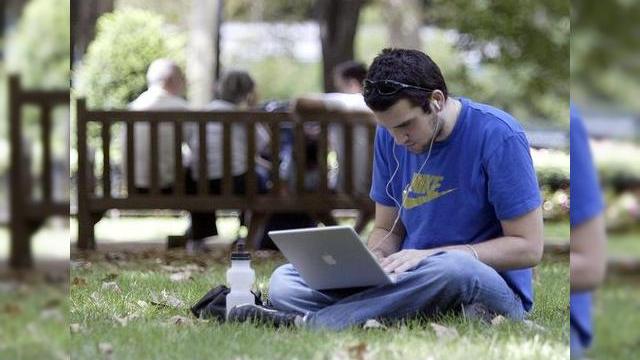 <b>Internet gratuit si fara pornografie oferit de catre FCC</b>Federal Communications Commission (FCC) a anuntat cu cateva zile in urma ca vrea sa ofere in cadrul unei licitatii un segment din undele aeriene wireless cumparatorilor care doresc sa furnizeze servicii Internet broadband gratuit si fara pornografie....