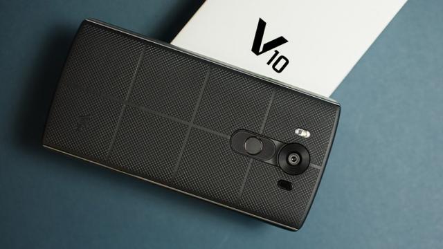 <b>LG V10 face în sfârșit trecerea la Android 7.0 Nougat; update-ul vine momentan doar în Coreea de Sud</b>După o lungă așteptare iată că phablet-ul LG V10 primește actualizarea la Android 7.0 Nougat, release care pentru moment ajunge doar pe piața sud-coreeană. În perioada următoare așteptăm ca pachetul software să fie distribuit și în alte regiuni din jurul 