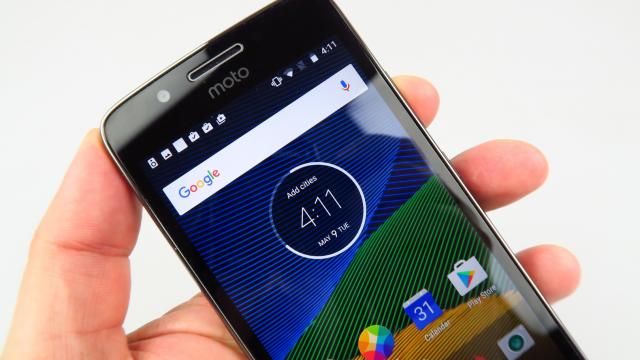 <b>Motorola Moto G5: Design atipic pentru midrange, clasic şi modern simultan</b>Faţă de Motorola Moto G4, G5 scade diagonala de la 5.5 inch la 5 inch, deci este clar mai compact. Se remarcă şi prin capacul spate metalic detaşabil, sub care găsim bateria şi slot-urile. Nu vezi aşa ceva în fiecare zi, telefoanele cu spate înlăturabil..