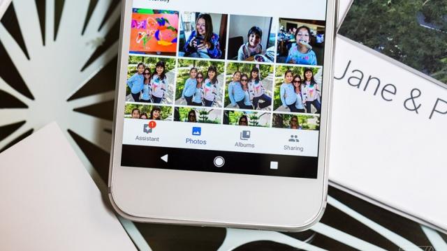 <b>Google Photos este actualizat cu o funcţie care permite ascunderea fotografiilor compromiţătoare</b>De departe cel mai actualizat software marca Google este Photos, aplicație care fix astăzi primește un nou update. Noutatea principală adusă de acesta este reprezentată de către funcția ce permite utilizatorilor să ascundă fotografiile compromițătoare