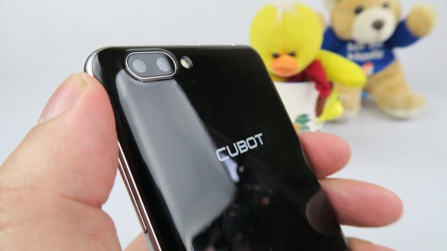 <b>CUBOT Rainbow 2: Cameră duală deloc rea, dar nu cel mai bun Bokeh</b>Simt nevoia la fiecare secţiune a acestei recenzii să vă reamintesc că acest telefon costa cât o pereche de adidaşi. Şi nu din cei trendy, nu Vans sau Nike, ci ceva din colecţia Skechers de anul trecut. De aceea anumite compromisuri trebuie făcute.