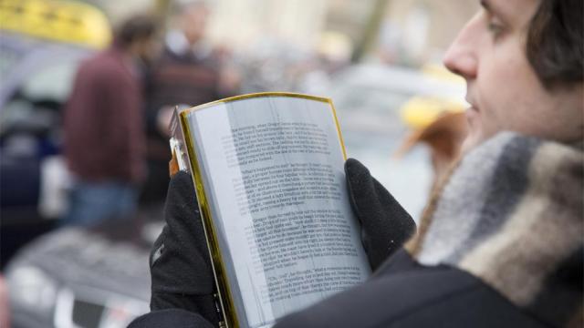 <b>Revoluţie pe piaţa ecranelor e-paper: JDI atinge pragul de densitate de 600 ppi</b>În această săptămână a avut loc în Los Angeles evenimentul Display Week, unde cei mai mari producători de panouri pentru ecranele terminalelor au expus produse noi. JDI a fost acolo cu o inovaţie, sau mai bine zis o revoluţie. Este vorba despre un nou..