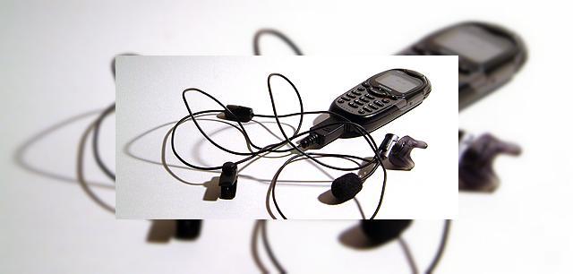 <b>La bac se copiaza si cu telefonul mobil, curand si cu mini-proiectoare?</b>Fiindca ne aflam in plin bacalaureat, nu putem sa nu amintim si de metodele high-tech de a copia, folosite de tineri in aceasta perioada. Fie ca e vorba de telefoane mobile si handsfree-uri sau de fotocopii ale cursurilor, elevii stau bine la acest...