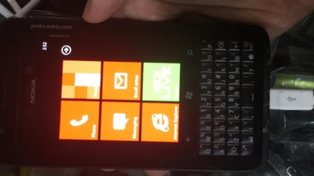 <b>Nokia RX-100 este un prototip de terminal Windows Phone 8 ce sosea cu display tactil și tastatură fizică qwerty</b>Ideea unui terminal Windows Phone 8 cu display tactil și tastatură fizică qwerty a fost luată în calcul și de către Nokia la un moment dat, ca dovadă sosind astăzi o serie de fotografii ale unui prototip intitulat Nokia RX-100. Vedem aici un handset aflat