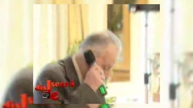 <b>Pilula de fun: cel mai tare telefon mobil!</b>In cadrul unei sedinte a federatiilor patronale (din cate am inteles), un oarecare domn CuVaci a descoperit microfonul, asta dupa ce descoperise telefonul mobil si simultan si roata. Iata clipul in care oficialul intelege ce este si ce nu este un telefon...
