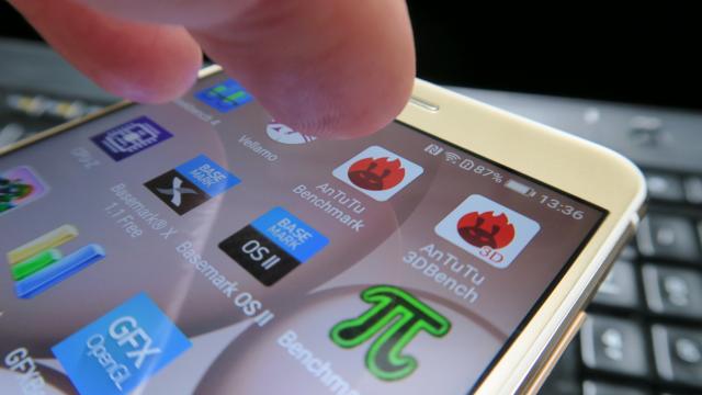 <b>Huawei P10 Lite: Benchmark-uri acceptabile, performanța reală e bună</b>Huawei P10 Lite foloseşte un procesor octa core Kirin 658 de 16 nm, tactat până la 2.1 GHz, plus co-procesor i5. Operează în tandem cu 3 sau 4 GB RAM şi vine cu GPU Mali T830MP2, plus 32 GB stocare. Toate acestea duc la o funcţionare excelentă, fără..