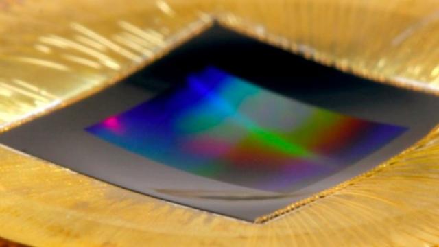 <b>Noii senzori curbaţi pentru camerele de smartphone ar urma să facă fotografii la nivel de DSLR sau chiar peste; Cheia este „ Project Vermont”</b>Aflăm astăzi despre viitorul în materie de fotografiere cu smartphone, viitor ce constă în implementarea unor senzori curbați pentru camerele de pe telefoane. Datorită acestei caracteristici ar urma să obținem fotografii la calitate de DSLR și asta