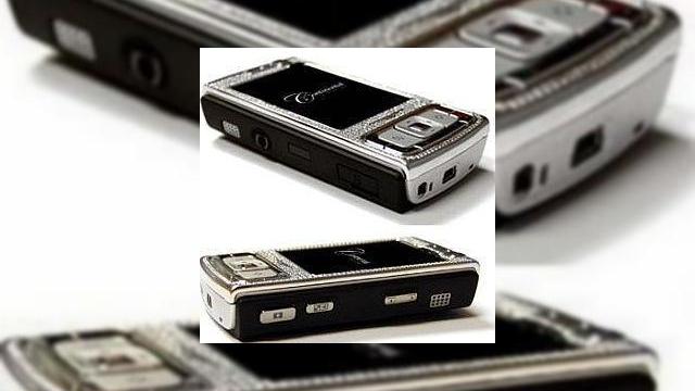 <b>Cel mai "ieftin" telefon Nokia N95 cu diamante</b>Nu ne socheaza faptul ca exista o companie care a produs un Nokia N95 incrustat cu diamante, dar ne mira cat de neplacut privirii poate deveni acesta, cu un look chiar "ieftin" datorat pietrelor pretioase. Fatada handsetului este fabricata din argint,...