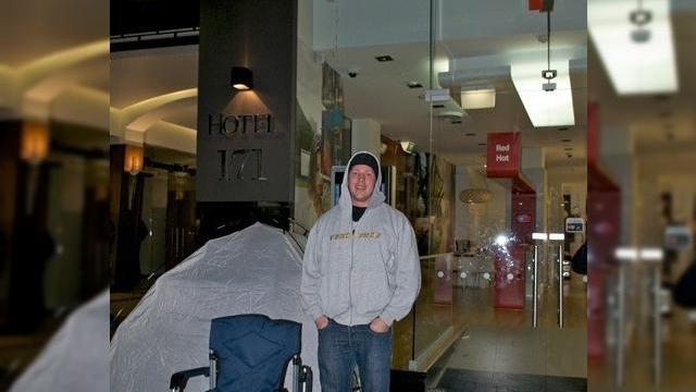 <b>Un neo-zeelandez va fi primul posesor (legal) de iPhone 3G din lume</b>Johny Gladwell, din Auckland, Noua Zeelanda va fi primul consumator din lume care va detine un iPhone 3G si asta maine seara in jurul orei 20. Barbatul asteapta rabdator in fata reprezentantei Vodafone din zona sa si va realiza premiera datorita...