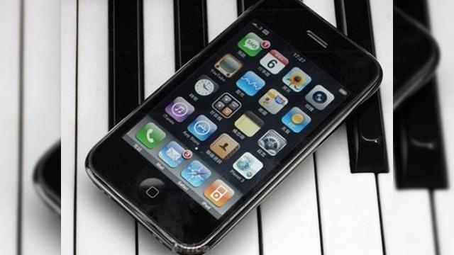 <b>iPhone-ul 3G a invatat chineza...</b>Deja am vazut cateva iPhone-uri 3G tocmai scoase din cutie, pozate si postate pe Internet, astfel ca nu ne surprinde faptul ca si chinezii au beneficiat de o astfel de premiera. Era si cazul, caci asteapta iPhone-ul de mai bine de un an si s-au multumit...