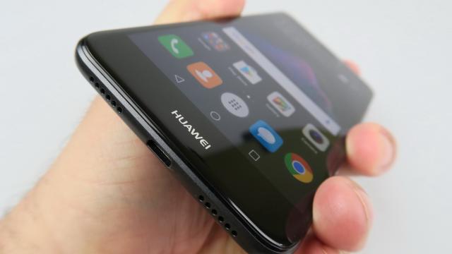 <b>Huawei P9 Lite (2017): Design inspirat din Honor 8, foarte lucios</b>Dacă ne luăm după nume acest telefon se trage din Huawei P9 Lite (2017), dar ca design aminteşte mai degrabă de un Huawei Honor 8. Nu e o coincidenţă deci faptul că are şi o denumire alternativă Honor 8 Lite, care parcă i se potriveşte mai bine.