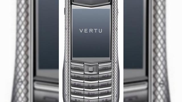 <b>Vertu lanseaza noi variante ale lui Ascent Ti: Checked si Knurled</b>Vertu prefera sa lanseze editii speciale ale handseturilor sale deja consacrate, in loc sa se axeze pe o noutate. Spre exemplu Ascent Ti este disponibil din 2007, cu suport pentru conectivitate 3G, dar se pare ca acest terminal va fi disponibil in 2 noi...