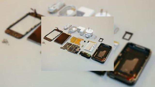 <b>iPhone 3G disecat!</b>Exista temerari cum sunt cei de la ifixit.com care au zburat pana in Noua Zeelanda pentru a fi printre primii care cumpara un iPhone 3G. In plus, de parca experienta schimbarii fusului orar nu era de ajuns, redactorii site-ului au facut fata si provocarii...