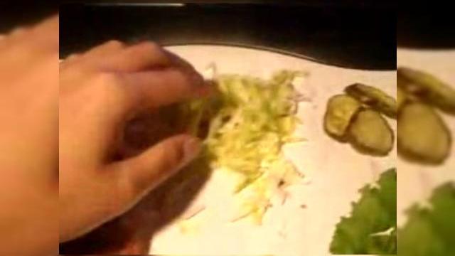 <b>Pilula de fun: sandwichul telefon</b>Daca va e foame si nu foame de iPhone 3G, ci FOAME, avem reteta pentru sandwichul perfect! Aceasta include un telefon cu clapeta ca inlocuitor al chiflei. Cum se prepara sandwichul aflati din clipul urmator: De remarcat este faptul ca acest sandwich este...