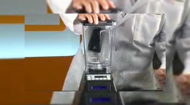 <b>iPhone 3G dat prin mixer - Will it Blend?</b>Daca mai tineti minte, exista in urma cu un an o persoana nerabdatoare sa puna mana pe un iPhone, dar cu alt scopul decat fanul Apple de rand: distrugerea sa. Seria "Will it Blend" continua cu acelasi doctor malefic, care da prin mixer un iPhone 3G nou...