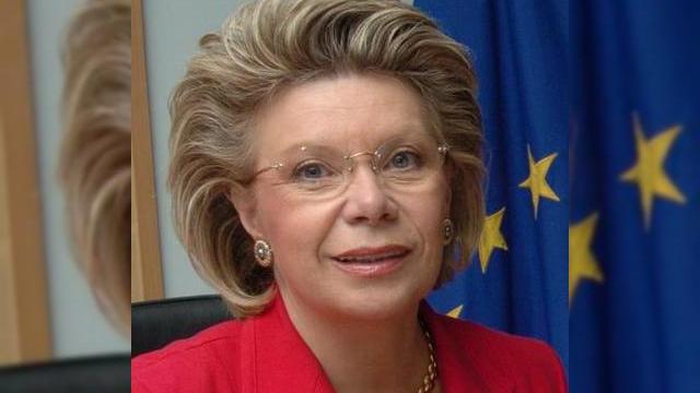 <b>UE (Reding) doreste scaderea tarifelor pentru SMS-uri</b>O sursa din cadrul UE a afirmat recent ca tarifele pentru trimiterea mesajelor text in alta tara decat cea a operatorului dumneavoastra vor fi micsorate cu 70% incepand cu 2009. Comisarul european Viviane Reding va anunta planurile acestei ieftiniri...