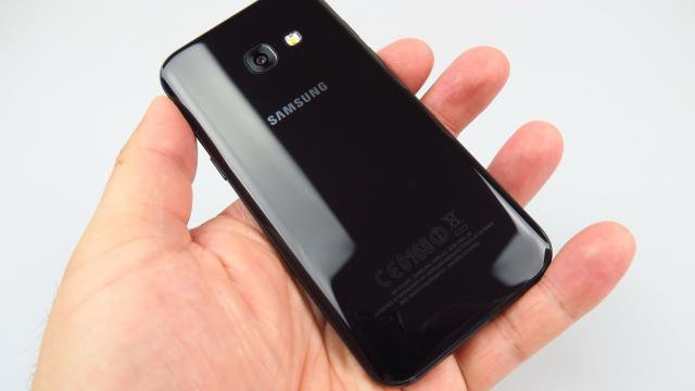 <b>Samsung Galaxy A3 (2017): Design inspirat de S7, micşorat la dimensiuni perfect compacte</b>Samsung Galaxy A3 (2017) huzureşte în nişa telefoanelor cu diagonală sub 5 inch, neavând un rival palpabil. Ar fi doar iPhone 6 sau vreun Xperia X Compact, dar ambele sunt prea scumpe, mai puţin arătoase şi nu chiar la zi cu rezistenţa la apă şi praf..