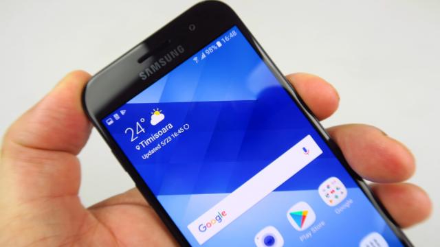 <b>Samsung Galaxy A3 (2017): Display destul de luminos, culori explozive</b>Cred că persoanele care îşi cumpără telefoane cu diagonale mici nu le achiziţionează pentru vizionarea video, dar dacă vine momentul să vezi ceva haios pe YouTube, e bine că terminalul să livreze totuşi. Samsung Galaxy A3 (2017) spune o poveste familiară
