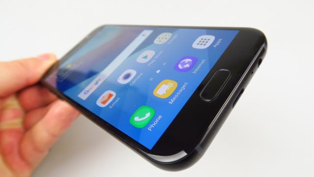 <b>Samsung Galaxy A5 (2017): Conectivitate la nivel înalt</b>Nu înţeleg cum unele telefoane midrange încă mai vin cu porturi microUSB în ziua de azi, dar Samsung nu se pretează la aşa ceva. Samsung Galaxy A5 (2017) spre exemplu are toate opţiunile moderne de conectivitate, pe care le disecam mai jos.