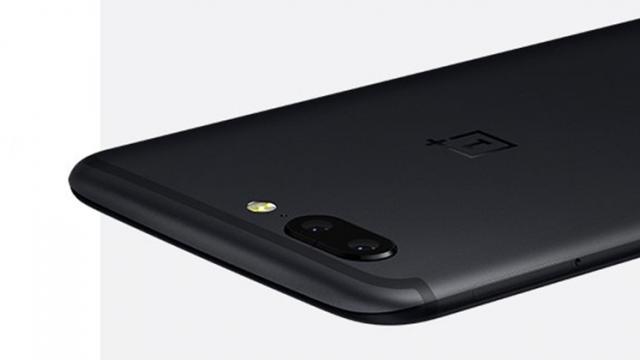 <b>OnePlus 5 ar putea costa 550 euro pe plan european; debutul comercial este programat pentru 22 iunie!</b>După ce am aflat data de lansare a lui OnePlus 5 și chiar privit asupra unui teaser oficial dezvăluit chiar de către CEO-ul Pete Lau, este vremea să descoperim și detalii despre prețul pe care acest terminal îl va purta. Primele informații vin din